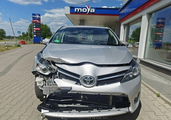 Toyota Verso cena 17900 przebieg: 134940, rok produkcji 2015 z Karczew małe 137